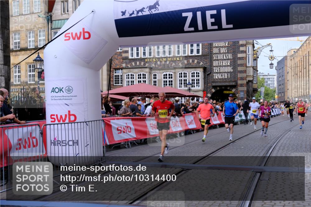 13.09.2026 - 21. swb-Marathon Bremen Tim E. http://msf.ph/oto/10314400 13.09.2026 10:55:10 Ziel 10589, 10646, 10901, 11040, 11174, 11569, 11620, 11860, 11889, 11976, 12313, 12800, 13592 meine-sportfotos.de