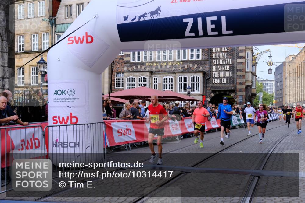 13.09.2026 - 21. swb-Marathon Bremen Tim E. http://msf.ph/oto/10314417 13.09.2026 10:55:10 Ziel 10589, 10646, 10901, 11040, 11174, 11569, 11620, 11860, 11889, 11976, 12313, 12800, 13592 meine-sportfotos.de