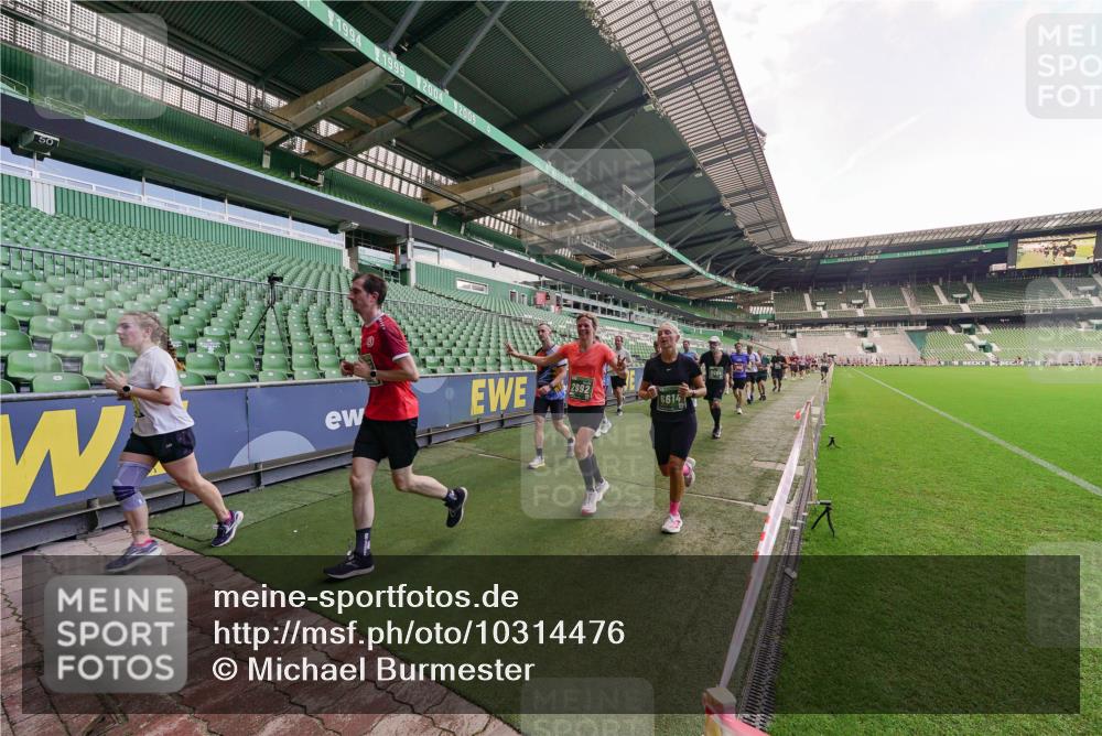 13.09.2026 - 21. swb-Marathon Bremen Michael Burmester http://msf.ph/oto/10314476 13.09.2026 13:10:04 Laufen im Stadion 164, 373, 383, 391, 448, 532, 549, 563, 581, 625, 813, 869, 898, 1025, 1072, 1150, 1180, 1398, 1738, 1855, 1867, 1880, 1894, 1967, 2202, 2208, 2232, 2243, 2268, 2284, 2333, 2339, 2342, 2380, 2413, 2429, 2432, 2441, 2471, 2525, 2530, 2553, 2573, 2594, 2654, 2682, 2692, 2714, 2717, 2784, 2785, 2819, 2823, 2841, 2920, 2931, 2932, 2941, 3026, 3032, 3063, 3086, 3089, 3122, 3174, 3207, 3208, 3291, 3316, 3327, 3333, 3370, 3398, 3410, 3437, 3470, 3707, 3769, 3857, 109 meine-sportfotos.de