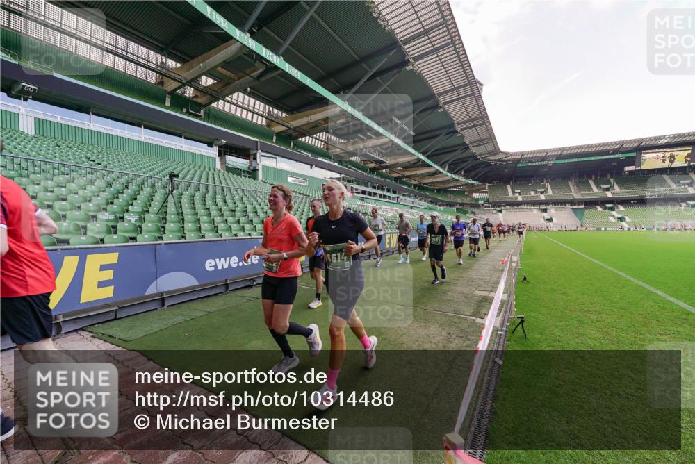 13.09.2026 - 21. swb-Marathon Bremen Michael Burmester http://msf.ph/oto/10314486 13.09.2026 13:10:04 Laufen im Stadion 164, 373, 383, 391, 448, 532, 549, 563, 581, 625, 813, 869, 898, 1025, 1072, 1150, 1180, 1398, 1738, 1855, 1867, 1880, 1894, 1967, 2202, 2208, 2232, 2243, 2268, 2284, 2333, 2339, 2342, 2380, 2413, 2429, 2432, 2441, 2471, 2525, 2530, 2553, 2573, 2594, 2654, 2682, 2692, 2714, 2717, 2784, 2785, 2819, 2823, 2841, 2920, 2931, 2932, 2941, 3026, 3032, 3063, 3086, 3089, 3122, 3174, 3207, 3208, 3291, 3316, 3327, 3333, 3370, 3398, 3410, 3437, 3470, 3707, 3769, 3857, 109 meine-sportfotos.de