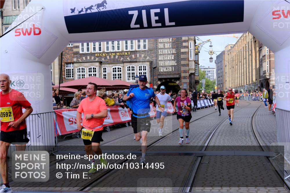 13.09.2026 - 21. swb-Marathon Bremen Tim E. http://msf.ph/oto/10314495 13.09.2026 10:55:12 Ziel 10589, 10646, 10901, 11040, 11569, 11620, 11860, 11889, 11976, 12313, 12800, 13592 meine-sportfotos.de