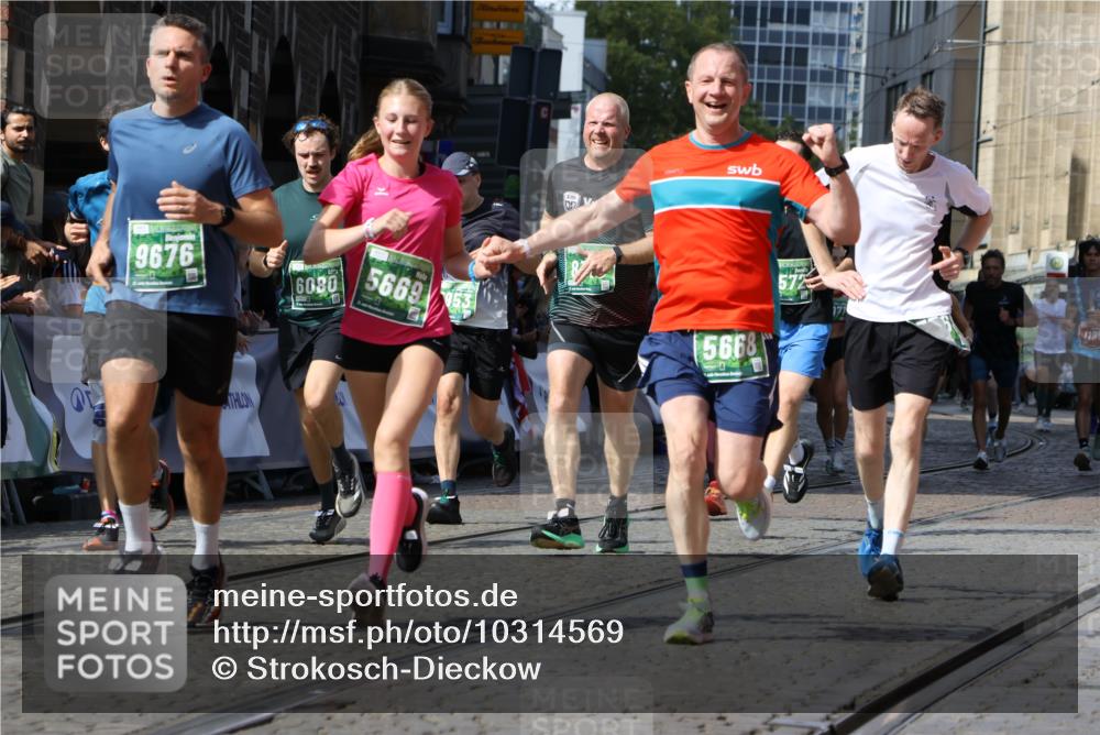 13.09.2026 - 21. swb-Marathon Bremen Strokosch-Dieckow http://msf.ph/oto/10314569 13.09.2026 13:24:25 Ziel 102, 342, 776, 909, 1199, 2210, 2370, 2491, 2967, 3044, 3372, 5012, 5104, 5146, 5208, 5257, 5397, 5481, 5623, 5928, 6105, 6772, 7059, 7081, 7094, 7105, 7761, 8082, 8179, 9087, 9916, 10059, 13007, 13219, 789, 790, 1582, 3375, 3524, 3994, 5328, 5572, 5668, 5669, 5953, 6080, 7568, 8310, 8636, 8784, 8881, 9264, 9541, 9676, 10069, 10071, 10097 meine-sportfotos.de