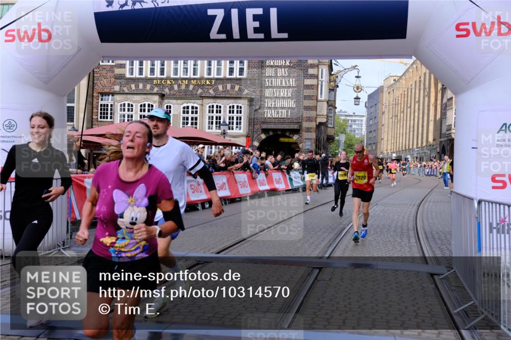 13.09.2026 - 21. swb-Marathon Bremen Tim E. http://msf.ph/oto/10314570 13.09.2026 10:55:13 Ziel 10589, 10646, 10901, 11569, 11620, 11860, 11889, 11908, 11976, 12313, 12800, 13592 meine-sportfotos.de