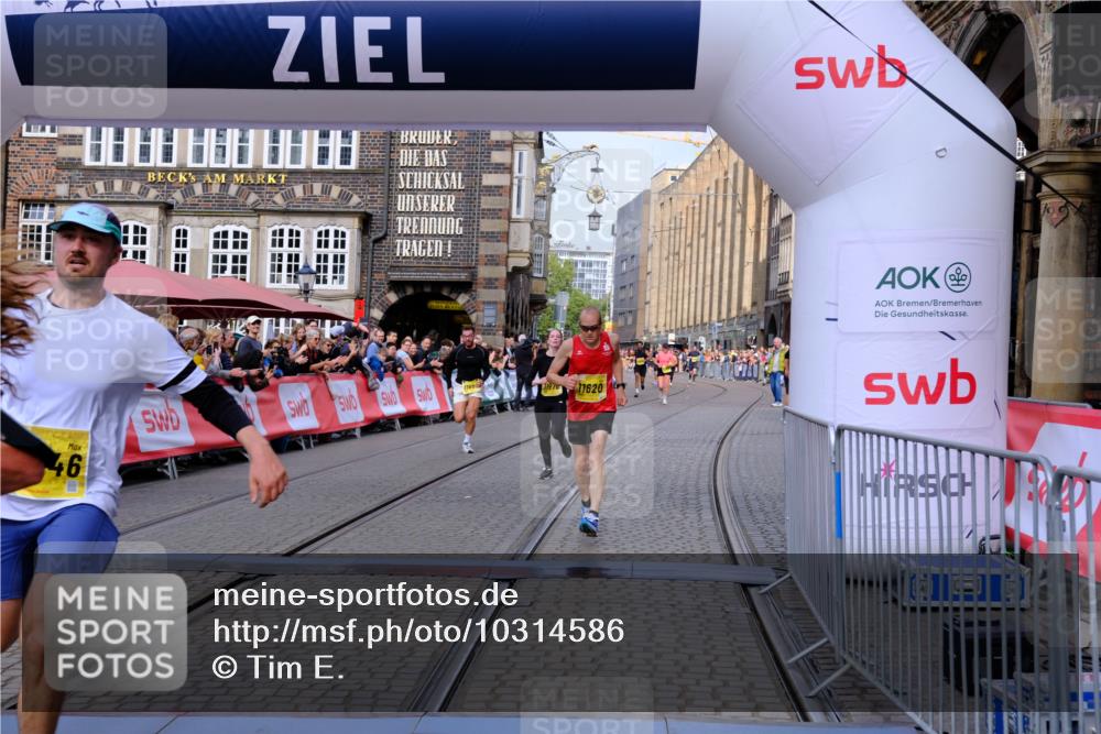 13.09.2026 - 21. swb-Marathon Bremen Tim E. http://msf.ph/oto/10314586 13.09.2026 10:55:14 Ziel 10646, 10901, 11569, 11620, 11860, 11889, 11908, 11976, 12313, 12800, 13592 meine-sportfotos.de