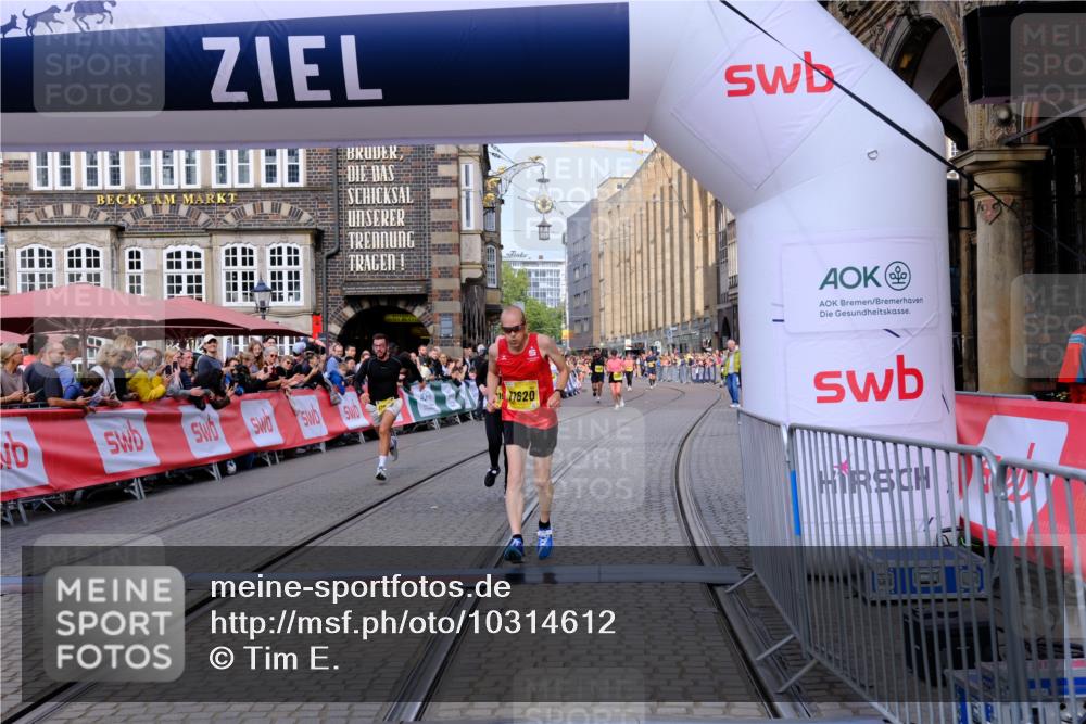13.09.2026 - 21. swb-Marathon Bremen Tim E. http://msf.ph/oto/10314612 13.09.2026 10:55:14 Ziel 10646, 10901, 11569, 11620, 11860, 11889, 11908, 11976, 12313, 12800, 13592 meine-sportfotos.de