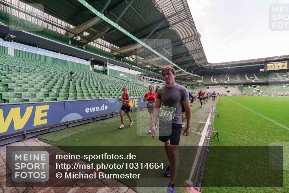 13.09.2026 - 21. swb-Marathon Bremen Michael Burmester http://msf.ph/oto/10314664 13.09.2026 13:10:27 Laufen im Stadion 164, 373, 383, 391, 448, 532, 549, 563, 581, 625, 813, 869, 898, 984, 1072, 1180, 1738, 1855, 1867, 1894, 1967, 2202, 2208, 2232, 2243, 2268, 2284, 2330, 2333, 2339, 2342, 2429, 2432, 2441, 2443, 2471, 2525, 2530, 2531, 2553, 2573, 2589, 2594, 2654, 2669, 2682, 2714, 2717, 2784, 2785, 2819, 2836, 2920, 2931, 2932, 2941, 3026, 3032, 3063, 3086, 3089, 3122, 3174, 3207, 3208, 3291, 3316, 3327, 3333, 3352, 3370, 3398, 3409, 3410, 3437, 3470, 3707, 3769, 3857, 109 meine-sportfotos.de