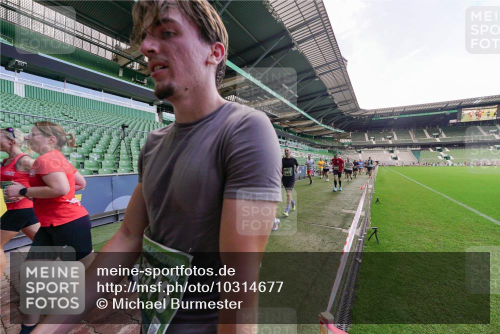 13.09.2026 - 21. swb-Marathon Bremen Michael Burmester http://msf.ph/oto/10314677 13.09.2026 13:10:28 Laufen im Stadion 164, 373, 383, 391, 448, 532, 549, 563, 581, 625, 813, 869, 898, 984, 1072, 1180, 1738, 1855, 1867, 1894, 1967, 2202, 2208, 2232, 2243, 2268, 2284, 2330, 2333, 2339, 2342, 2429, 2432, 2441, 2443, 2471, 2525, 2530, 2531, 2553, 2573, 2589, 2594, 2654, 2669, 2682, 2714, 2717, 2784, 2785, 2819, 2836, 2920, 2931, 2932, 2941, 3026, 3032, 3063, 3086, 3089, 3122, 3174, 3207, 3208, 3291, 3316, 3327, 3333, 3352, 3370, 3398, 3409, 3410, 3437, 3470, 3707, 3769, 3857, 109, 800 meine-sportfotos.de