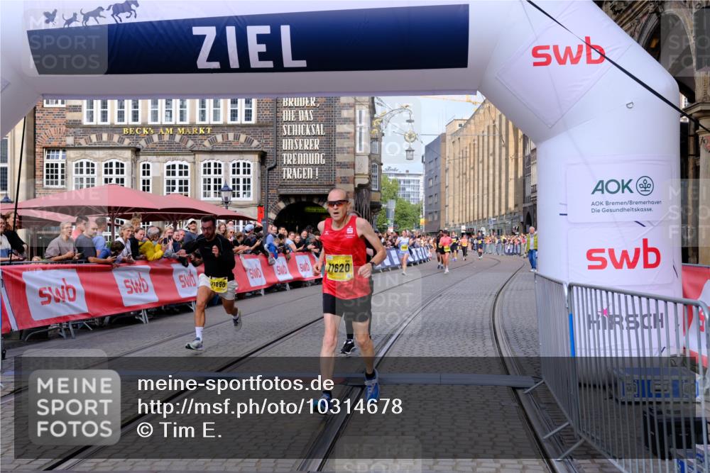 13.09.2026 - 21. swb-Marathon Bremen Tim E. http://msf.ph/oto/10314678 13.09.2026 10:55:15 Ziel 10555, 10646, 10901, 11001, 11620, 11860, 11889, 11908, 11976, 12313, 12800, 13592 meine-sportfotos.de