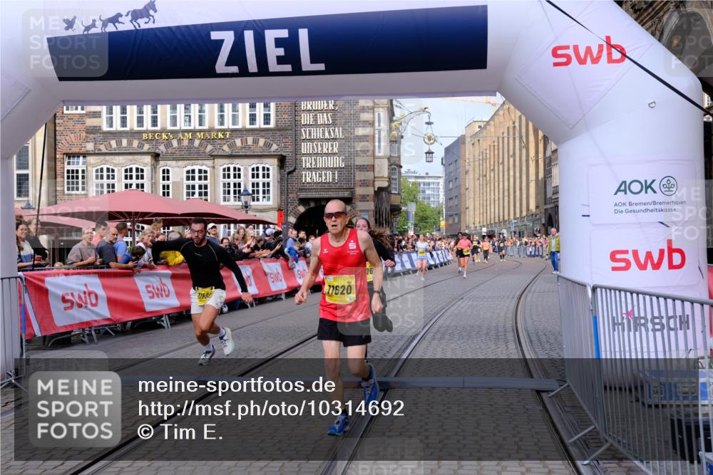13.09.2026 - 21. swb-Marathon Bremen Tim E. http://msf.ph/oto/10314692 13.09.2026 10:55:15 Ziel 10555, 10646, 10901, 11001, 11620, 11860, 11889, 11908, 11976, 12313, 12800, 13592 meine-sportfotos.de