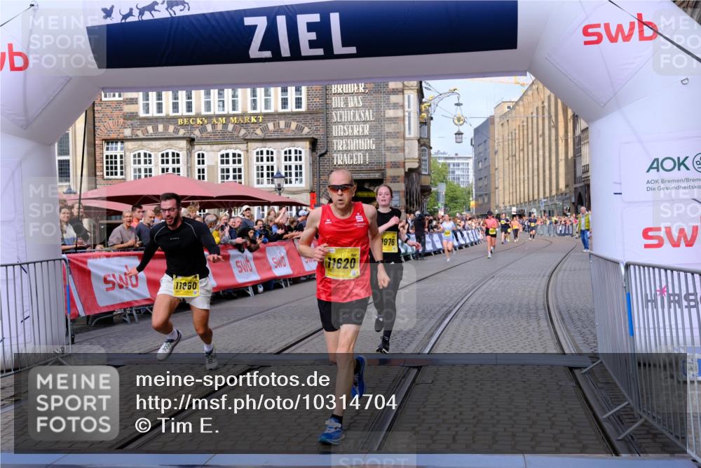 13.09.2026 - 21. swb-Marathon Bremen Tim E. http://msf.ph/oto/10314704 13.09.2026 10:55:15 Ziel 10555, 10646, 10901, 11001, 11620, 11860, 11889, 11908, 11976, 12313, 12800, 13592 meine-sportfotos.de