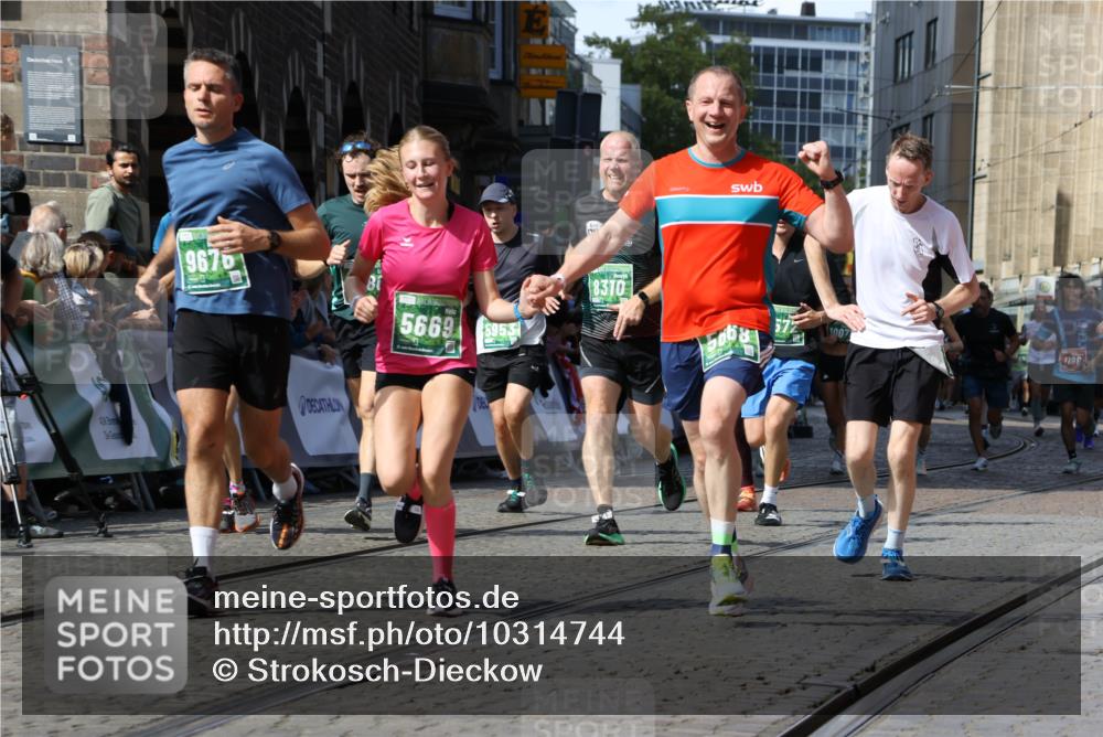 13.09.2026 - 21. swb-Marathon Bremen Strokosch-Dieckow http://msf.ph/oto/10314744 13.09.2026 13:24:26 Ziel 102, 342, 776, 909, 1199, 2210, 2370, 2491, 2967, 3044, 3372, 5012, 5104, 5146, 5208, 5257, 5397, 5481, 5623, 5928, 6105, 6772, 7059, 7069, 7081, 7094, 7105, 8082, 8179, 9087, 9916, 10059, 13007, 13219, 282, 789, 790, 1582, 3375, 3524, 3994, 5328, 5572, 5953, 6080, 7568, 8310, 8636, 8881, 9264, 9541, 9676, 10069, 10071, 10097 meine-sportfotos.de