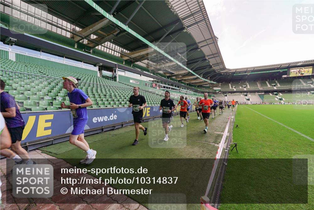 13.09.2026 - 21. swb-Marathon Bremen Michael Burmester http://msf.ph/oto/10314837 13.09.2026 13:10:43 Laufen im Stadion 164, 265, 373, 383, 391, 448, 532, 581, 869, 898, 984, 1180, 1738, 1855, 1867, 1894, 1952, 1967, 2202, 2232, 2268, 2281, 2284, 2299, 2330, 2333, 2339, 2342, 2432, 2443, 2471, 2525, 2530, 2531, 2553, 2573, 2589, 2594, 2654, 2669, 2682, 2714, 2717, 2784, 2785, 2804, 2819, 2836, 2920, 2931, 2932, 3026, 3032, 3063, 3086, 3089, 3122, 3159, 3174, 3207, 3208, 3291, 3316, 3333, 3352, 3370, 3398, 3409, 3410, 3470, 3707, 3769, 3857, 109, 800 meine-sportfotos.de