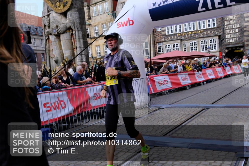 13.09.2026 - 21. swb-Marathon Bremen Tim E. http://msf.ph/oto/10314862 13.09.2026 10:55:34 Ziel 10555, 10725, 11001, 11014, 11466, 11631, 11910, 12201, 12218, 12258, 12549 meine-sportfotos.de