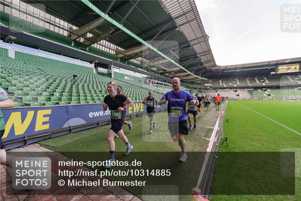 13.09.2026 - 21. swb-Marathon Bremen Michael Burmester http://msf.ph/oto/10314885 13.09.2026 13:10:49 Laufen im Stadion 164, 265, 373, 391, 448, 581, 869, 898, 984, 1180, 1738, 1855, 1867, 1894, 1952, 1967, 2202, 2232, 2268, 2281, 2284, 2299, 2330, 2333, 2339, 2342, 2353, 2432, 2443, 2471, 2525, 2530, 2531, 2553, 2573, 2589, 2594, 2654, 2669, 2682, 2714, 2717, 2784, 2785, 2804, 2819, 2836, 2907, 2920, 2932, 2976, 3026, 3032, 3063, 3082, 3086, 3089, 3122, 3159, 3174, 3207, 3208, 3291, 3316, 3333, 3352, 3370, 3398, 3409, 3410, 3470, 3707, 3769, 800 meine-sportfotos.de