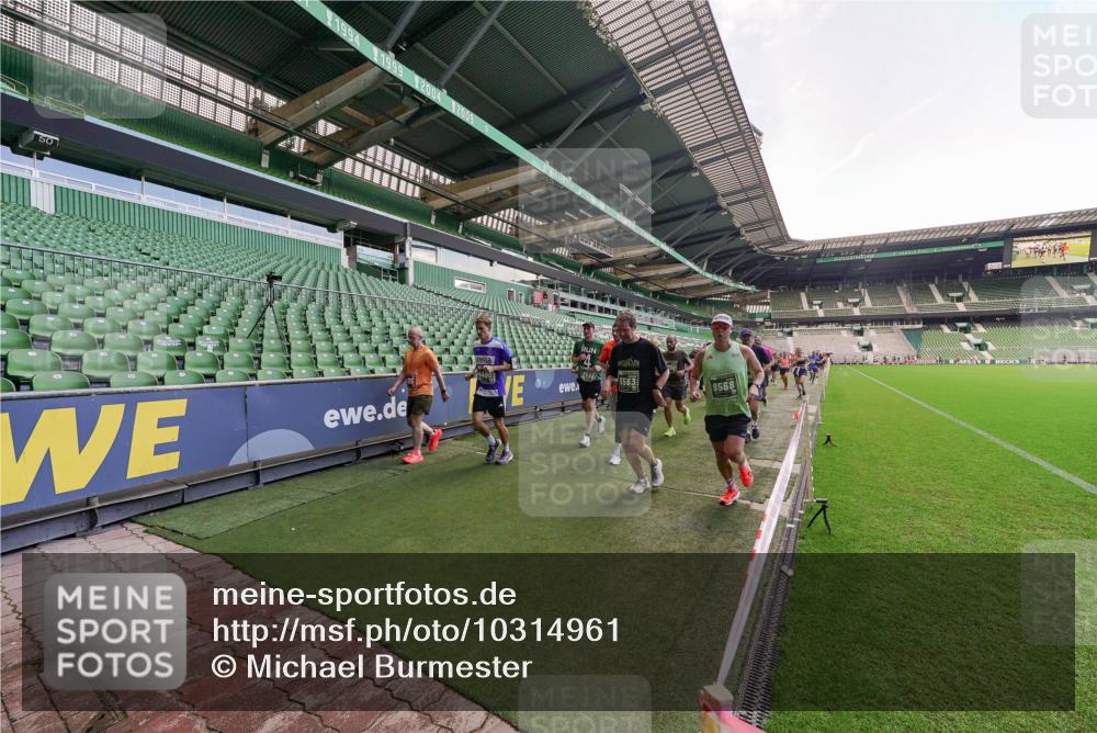 13.09.2026 - 21. swb-Marathon Bremen Michael Burmester http://msf.ph/oto/10314961 13.09.2026 13:10:59 Laufen im Stadion 164, 265, 373, 448, 581, 703, 869, 984, 1113, 1180, 1738, 1851, 1855, 1867, 1894, 1936, 1952, 1967, 2202, 2232, 2268, 2281, 2284, 2299, 2330, 2333, 2339, 2342, 2353, 2432, 2443, 2525, 2530, 2531, 2553, 2573, 2589, 2594, 2654, 2659, 2669, 2682, 2714, 2717, 2784, 2785, 2804, 2819, 2822, 2836, 2907, 2920, 2932, 2976, 3026, 3027, 3032, 3063, 3079, 3082, 3086, 3089, 3122, 3159, 3174, 3207, 3208, 3291, 3328, 3352, 3370, 3398, 3409, 3410, 3470, 3769, 800 meine-sportfotos.de