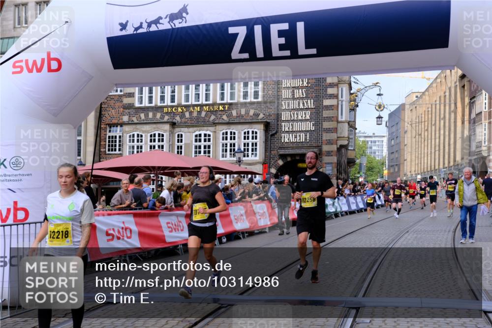 13.09.2026 - 21. swb-Marathon Bremen Tim E. http://msf.ph/oto/10314986 13.09.2026 10:55:39 Ziel 10256, 10725, 11014, 11414, 11466, 11631, 11910, 11941, 11977, 12201, 12218, 12258, 12549 meine-sportfotos.de