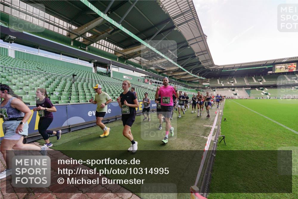 13.09.2026 - 21. swb-Marathon Bremen Michael Burmester http://msf.ph/oto/10314995 13.09.2026 13:11:02 Laufen im Stadion 164, 265, 373, 448, 581, 703, 869, 984, 1113, 1180, 1738, 1851, 1855, 1867, 1894, 1936, 1952, 1967, 2202, 2232, 2268, 2281, 2284, 2299, 2330, 2333, 2339, 2342, 2353, 2426, 2432, 2443, 2530, 2531, 2553, 2573, 2589, 2594, 2654, 2659, 2669, 2682, 2714, 2717, 2784, 2785, 2804, 2819, 2822, 2836, 2907, 2920, 2932, 2976, 3026, 3027, 3063, 3079, 3082, 3086, 3089, 3122, 3159, 3174, 3207, 3208, 3291, 3328, 3352, 3370, 3409, 3410, 3470, 3769, 800 meine-sportfotos.de