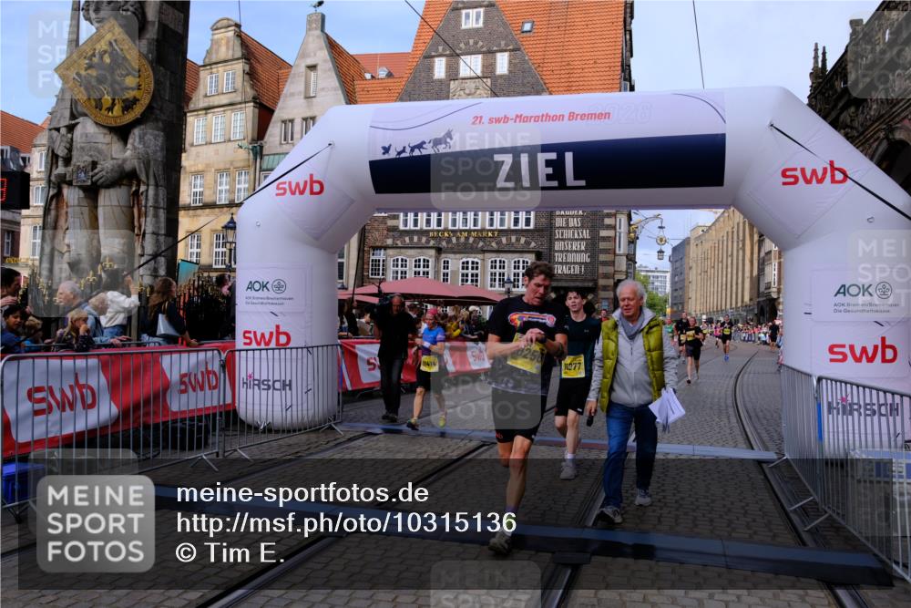 13.09.2026 - 21. swb-Marathon Bremen Tim E. http://msf.ph/oto/10315136 13.09.2026 10:55:46 Ziel 10203, 10256, 10297, 10379, 10529, 10725, 10788, 10881, 11377, 11414, 11557, 11748, 11862, 11941, 11975, 11977, 12030, 12150, 12218, 12258, 12348 meine-sportfotos.de