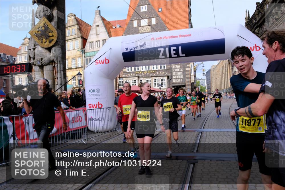 13.09.2026 - 21. swb-Marathon Bremen Tim E. http://msf.ph/oto/10315224 13.09.2026 10:55:50 Ziel 10203, 10256, 10297, 10379, 10423, 10529, 10550, 10725, 10788, 10809, 10881, 11377, 11414, 11557, 11748, 11862, 11941, 11975, 11977, 12030, 12125, 12150, 12188, 12218, 12258, 12348 meine-sportfotos.de