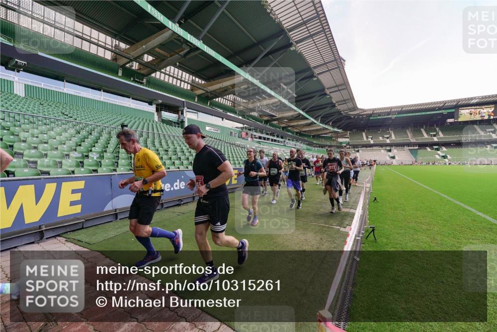 13.09.2026 - 21. swb-Marathon Bremen Michael Burmester http://msf.ph/oto/10315261 13.09.2026 13:11:26 Laufen im Stadion 265, 373, 581, 703, 843, 984, 1113, 1226, 1435, 1738, 1849, 1851, 1855, 1867, 1894, 1936, 1952, 1967, 2202, 2248, 2268, 2281, 2284, 2299, 2330, 2333, 2336, 2339, 2342, 2353, 2375, 2377, 2398, 2426, 2432, 2443, 2530, 2531, 2553, 2589, 2654, 2659, 2669, 2673, 2682, 2784, 2785, 2804, 2819, 2822, 2836, 2850, 2907, 2932, 2976, 3026, 3027, 3079, 3082, 3089, 3122, 3143, 3159, 3174, 3207, 3208, 3308, 3328, 3349, 3352, 3370, 3409, 3410, 3442, 3470, 800 meine-sportfotos.de