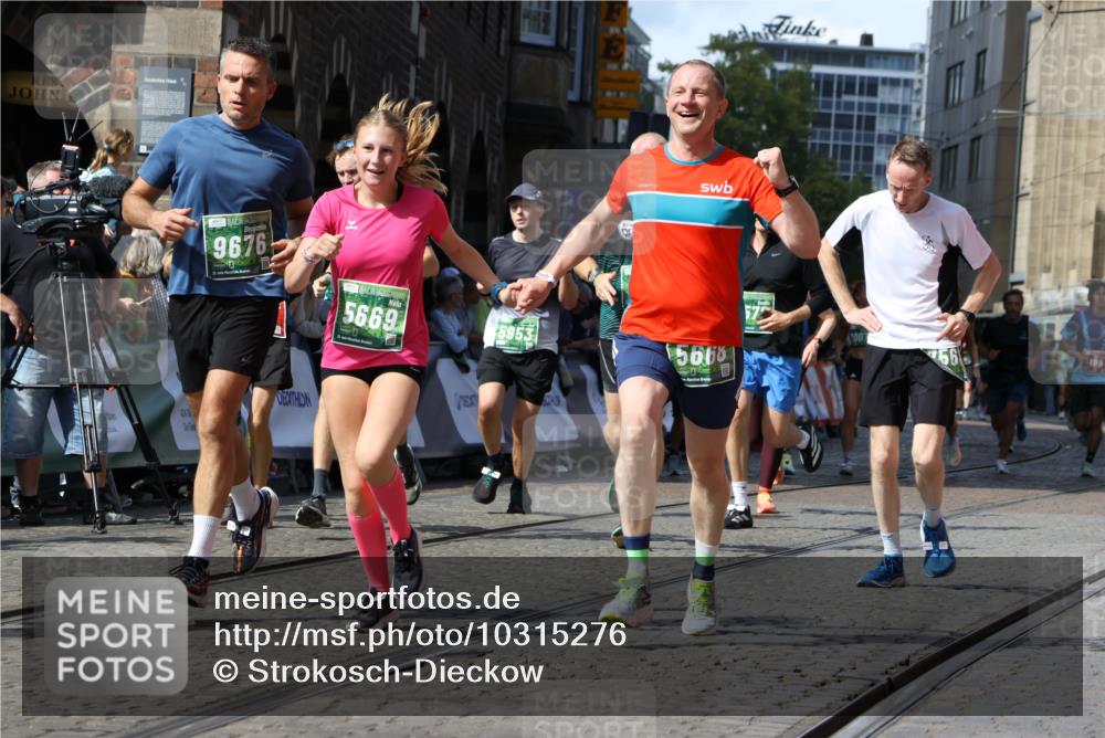 13.09.2026 - 21. swb-Marathon Bremen Strokosch-Dieckow http://msf.ph/oto/10315276 13.09.2026 13:24:26 Ziel 102, 342, 776, 909, 1199, 2210, 2370, 2491, 2967, 3044, 3372, 5012, 5104, 5146, 5208, 5257, 5397, 5481, 5623, 5928, 6105, 6772, 7059, 7069, 7081, 7094, 7105, 8082, 8179, 9087, 9916, 10059, 13007, 13219, 282, 789, 790, 1582, 3375, 3524, 3994, 5328, 5572, 5953, 6080, 7568, 8310, 8636, 8881, 9264, 9541, 9676, 10069, 10071, 10097 meine-sportfotos.de