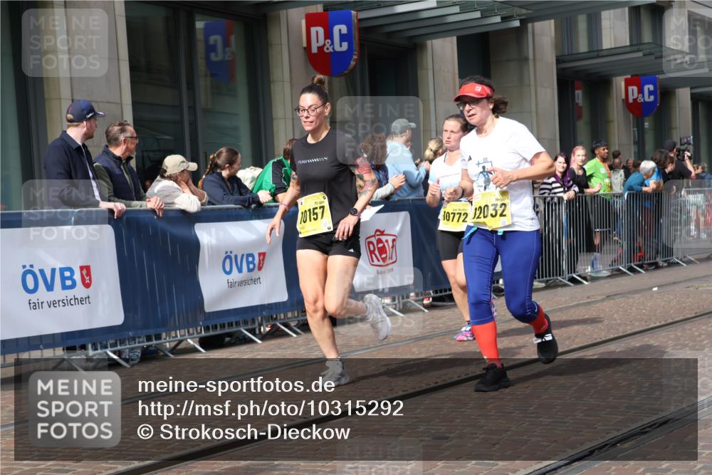 13.09.2026 - 21. swb-Marathon Bremen Strokosch-Dieckow http://msf.ph/oto/10315292 13.09.2026 10:56:56 Ziel 10157, 10166, 10226, 10300, 10517, 10518, 10578, 10687, 10700, 10772, 10969, 11236, 11292, 11484, 11498, 11609, 11667, 12032, 12263, 12382, 12383, 12400, 12411, 10372, 10408, 10486, 10540, 10610, 10721, 10771, 10824, 10888, 10936, 11000, 11064, 11079, 11328, 11349, 11474, 11601, 11872, 11946, 12284, 12434 meine-sportfotos.de
