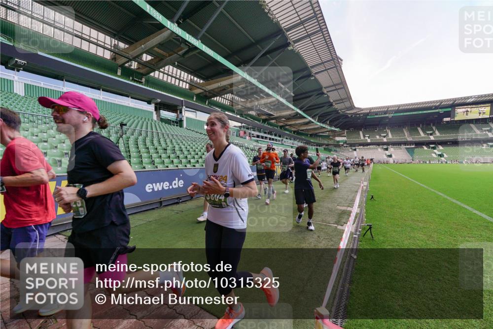 13.09.2026 - 21. swb-Marathon Bremen Michael Burmester http://msf.ph/oto/10315325 13.09.2026 13:11:30 Laufen im Stadion 265, 373, 581, 703, 843, 984, 1113, 1226, 1435, 1738, 1849, 1851, 1855, 1867, 1894, 1936, 1952, 1967, 2202, 2248, 2268, 2281, 2284, 2299, 2330, 2333, 2336, 2339, 2342, 2353, 2375, 2377, 2398, 2426, 2432, 2443, 2530, 2531, 2553, 2589, 2654, 2659, 2669, 2673, 2682, 2784, 2804, 2819, 2822, 2836, 2850, 2907, 2932, 2976, 3026, 3027, 3079, 3082, 3089, 3122, 3143, 3159, 3174, 3207, 3208, 3308, 3328, 3349, 3352, 3370, 3409, 3410, 3442, 3470, 800 meine-sportfotos.de