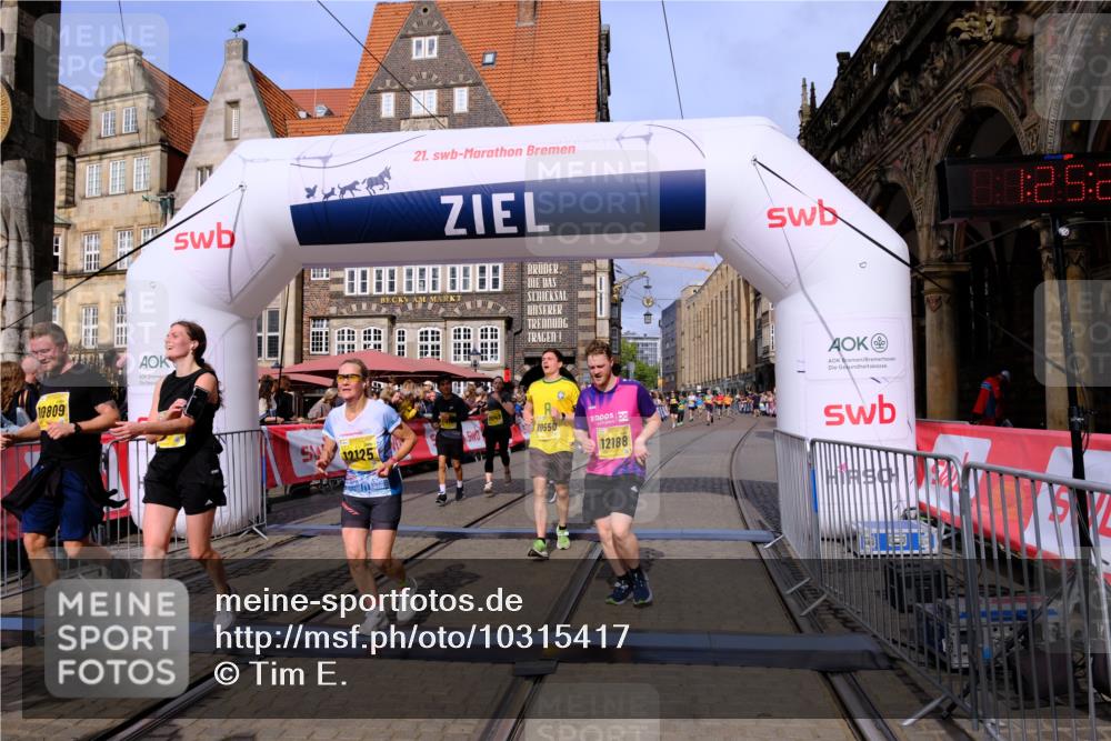 13.09.2026 - 21. swb-Marathon Bremen Tim E. http://msf.ph/oto/10315417 13.09.2026 10:55:58 Ziel 10203, 10243, 10297, 10374, 10379, 10423, 10529, 10550, 10788, 10809, 10881, 10952, 11377, 11414, 11510, 11557, 11748, 11862, 11941, 11975, 12030, 12108, 12125, 12150, 12188, 12348 meine-sportfotos.de