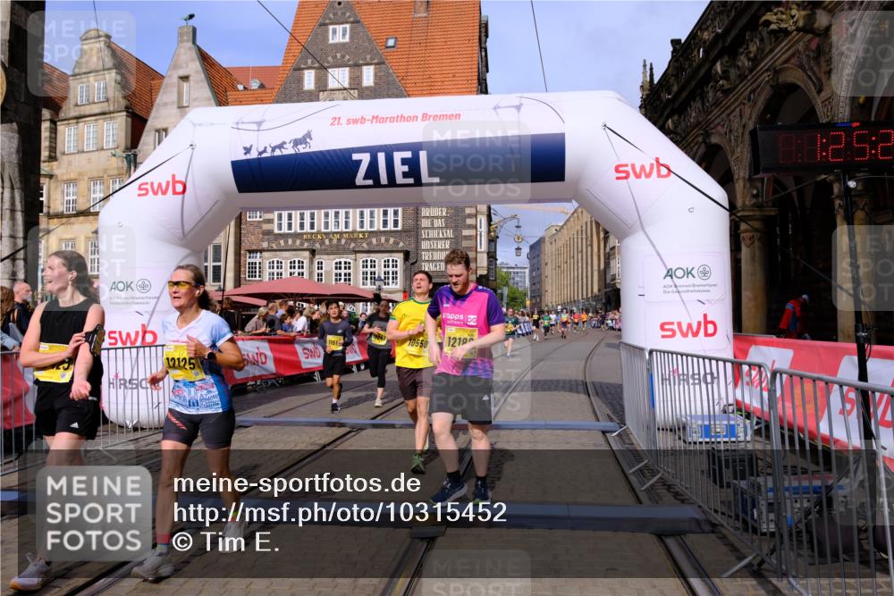 13.09.2026 - 21. swb-Marathon Bremen Tim E. http://msf.ph/oto/10315452 13.09.2026 10:55:59 Ziel 10203, 10243, 10297, 10374, 10379, 10423, 10529, 10550, 10788, 10809, 10881, 10952, 11377, 11510, 11557, 11748, 11862, 11975, 12030, 12108, 12125, 12150, 12188, 12348 meine-sportfotos.de