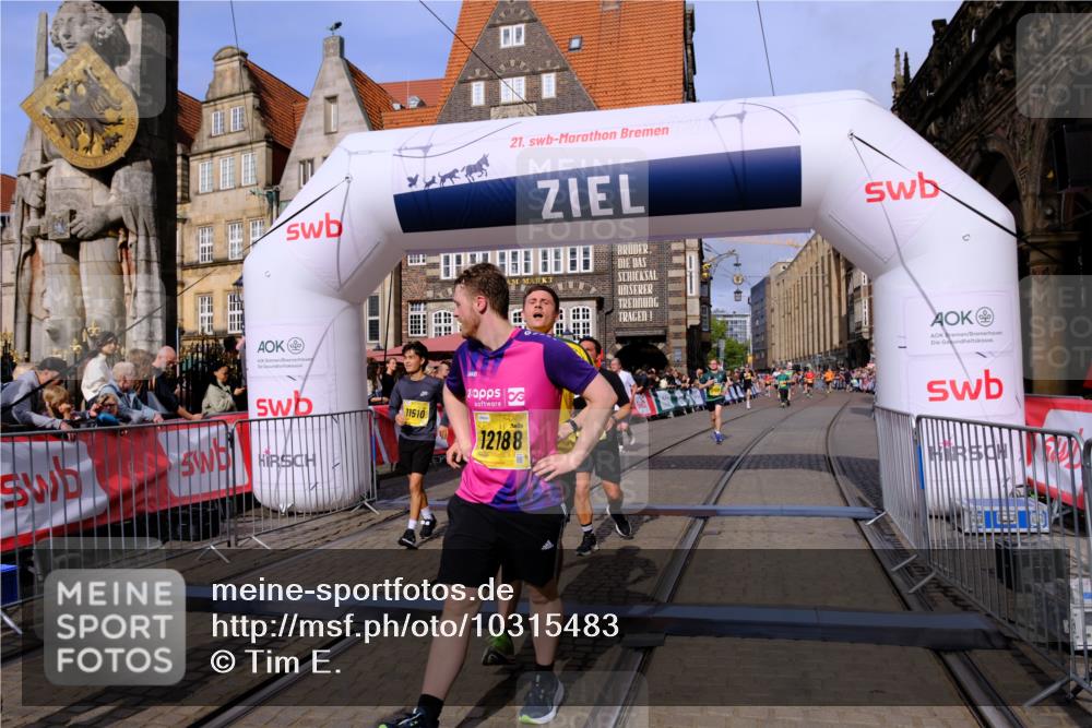 13.09.2026 - 21. swb-Marathon Bremen Tim E. http://msf.ph/oto/10315483 13.09.2026 10:56:00 Ziel 10203, 10243, 10297, 10374, 10379, 10423, 10529, 10550, 10788, 10809, 10881, 10952, 11377, 11510, 11557, 11748, 11862, 11975, 12030, 12108, 12125, 12143, 12150, 12188, 12348 meine-sportfotos.de