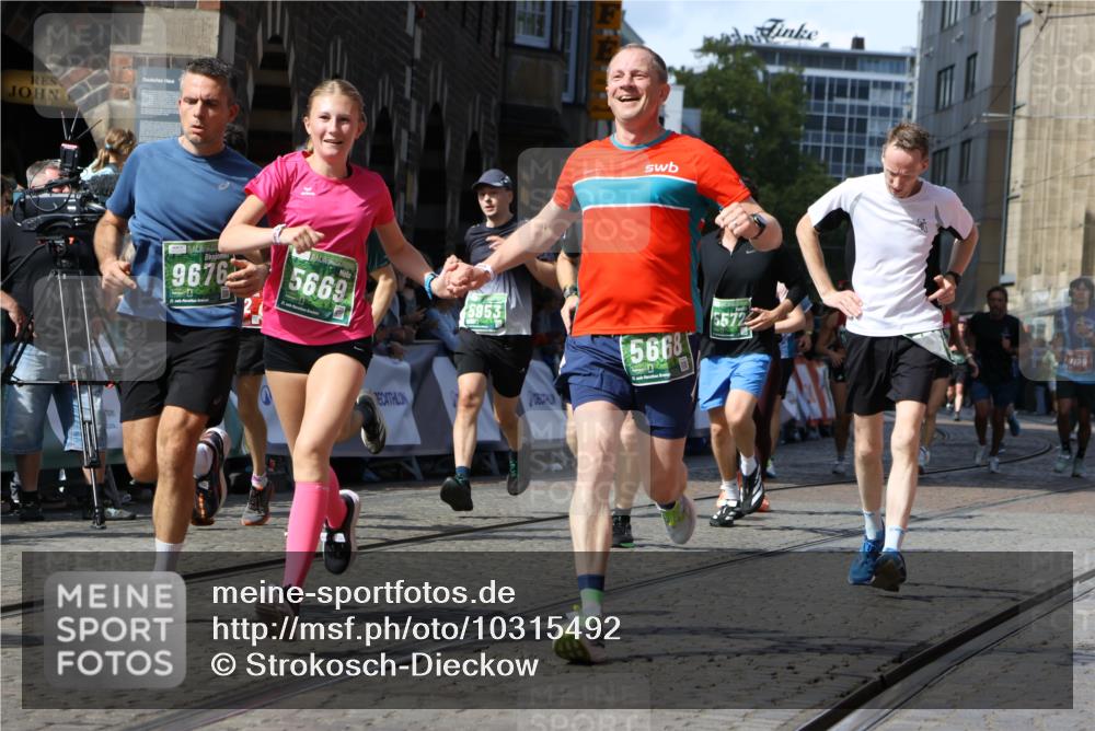 13.09.2026 - 21. swb-Marathon Bremen Strokosch-Dieckow http://msf.ph/oto/10315492 13.09.2026 13:24:26 Ziel 102, 342, 776, 909, 1199, 2210, 2370, 2491, 2967, 3044, 3372, 5012, 5104, 5146, 5208, 5257, 5397, 5481, 5623, 5928, 6105, 6772, 7059, 7069, 7081, 7094, 7105, 8082, 8179, 9087, 9916, 10059, 13007, 13219, 282, 789, 790, 1582, 3375, 3524, 3994, 5328, 5572, 5953, 6080, 7568, 8310, 8636, 8881, 9264, 9541, 9676, 10069, 10071, 10097 meine-sportfotos.de