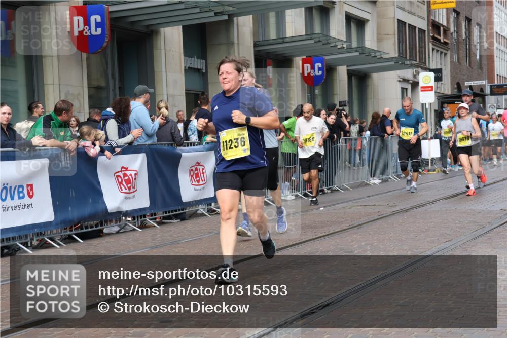 13.09.2026 - 21. swb-Marathon Bremen Strokosch-Dieckow http://msf.ph/oto/10315593 13.09.2026 10:57:03 Ziel 10166, 10177, 10226, 10300, 10394, 10517, 10518, 10578, 10687, 10700, 10969, 11106, 11236, 11292, 11365, 11480, 11484, 11498, 11609, 11667, 11734, 11965, 11966, 12037, 12111, 12263, 12372, 12382, 12383, 12400, 12411, 10157, 10408, 10486, 10610, 10771, 10772, 10888, 11000, 11079, 11328, 11872, 11946, 12032, 12284, 12434 meine-sportfotos.de