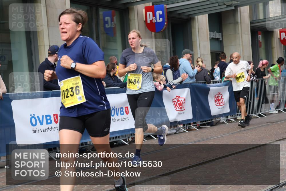 13.09.2026 - 21. swb-Marathon Bremen Strokosch-Dieckow http://msf.ph/oto/10315630 13.09.2026 10:57:04 Ziel 10166, 10177, 10226, 10300, 10394, 10517, 10518, 10578, 10687, 10700, 10969, 11106, 11236, 11292, 11365, 11480, 11484, 11498, 11609, 11667, 11734, 11965, 11966, 12037, 12111, 12263, 12372, 12382, 12383, 12400, 12411, 10157, 10408, 10486, 10610, 10771, 10772, 10888, 11000, 11079, 11328, 11872, 11946, 12032, 12284, 12434 meine-sportfotos.de