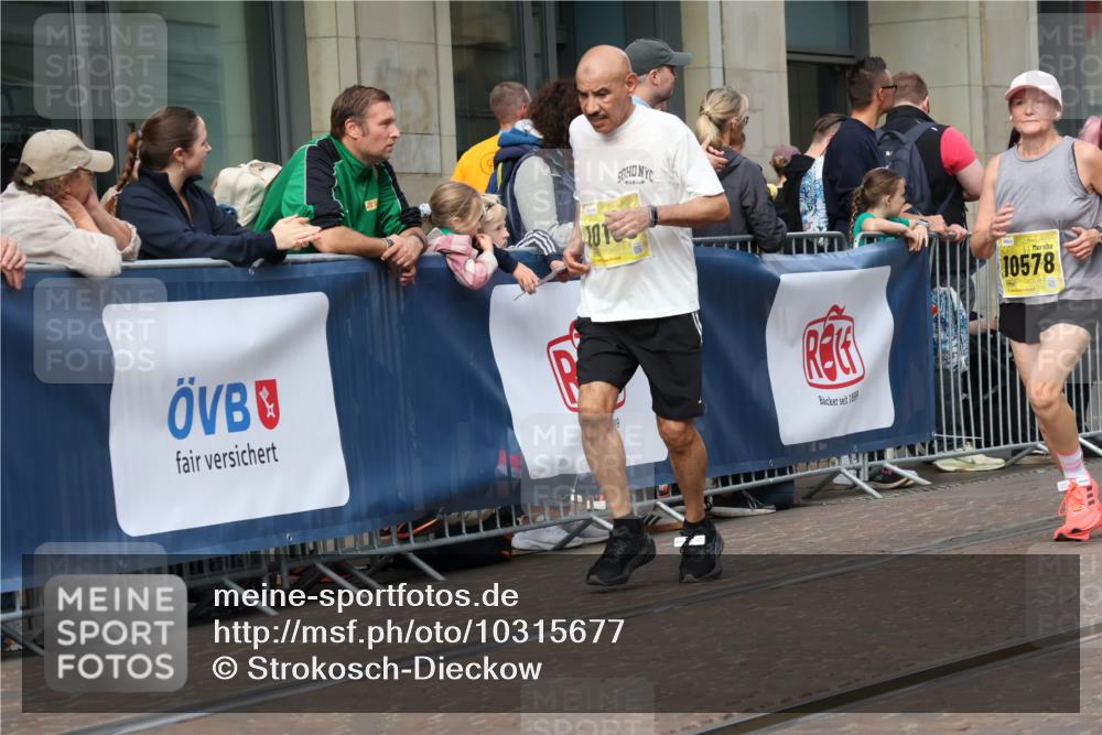 13.09.2026 - 21. swb-Marathon Bremen Strokosch-Dieckow http://msf.ph/oto/10315677 13.09.2026 10:57:05 Ziel 10166, 10177, 10226, 10300, 10394, 10517, 10518, 10578, 10687, 10700, 10969, 11106, 11236, 11292, 11365, 11480, 11484, 11498, 11609, 11667, 11734, 11965, 11966, 12037, 12111, 12263, 12372, 12382, 12383, 12400, 12411, 10157, 10408, 10610, 10772, 11000, 11079, 11236, 11328, 11484, 11872, 11946, 12032, 12284, 12434 meine-sportfotos.de