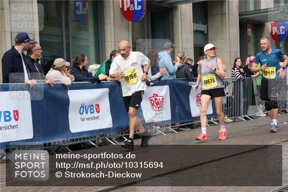 13.09.2026 - 21. swb-Marathon Bremen Strokosch-Dieckow http://msf.ph/oto/10315694 13.09.2026 10:57:05 Ziel 10166, 10177, 10226, 10300, 10394, 10517, 10518, 10578, 10687, 10700, 10969, 11106, 11236, 11292, 11365, 11480, 11484, 11498, 11609, 11667, 11734, 11965, 11966, 12037, 12111, 12263, 12372, 12382, 12383, 12400, 12411, 10157, 10408, 10610, 10772, 11000, 11079, 11236, 11328, 11484, 11872, 11946, 12032, 12284, 12434 meine-sportfotos.de