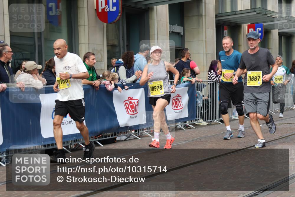 13.09.2026 - 21. swb-Marathon Bremen Strokosch-Dieckow http://msf.ph/oto/10315714 13.09.2026 10:57:06 Ziel 10166, 10177, 10226, 10300, 10394, 10517, 10518, 10578, 10687, 10700, 10969, 11106, 11292, 11365, 11480, 11498, 11609, 11667, 11734, 11965, 11966, 12037, 12111, 12263, 12372, 12382, 12383, 12400, 12411, 10157, 10408, 10610, 10700, 10772, 11000, 11079, 11236, 11292, 11328, 11484, 11872, 11946, 12032, 12284, 12434 meine-sportfotos.de