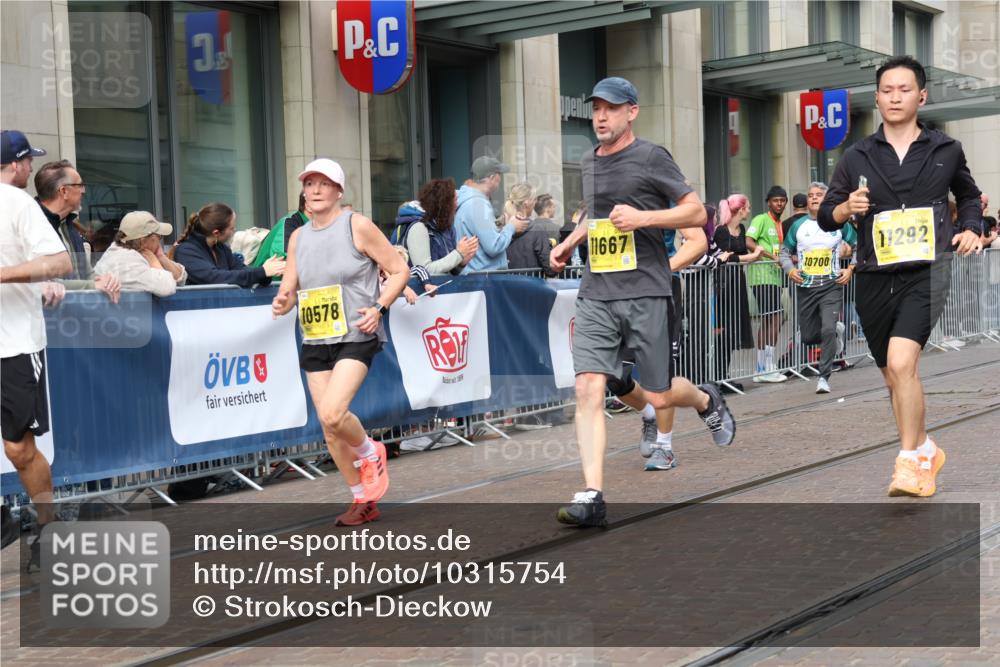 13.09.2026 - 21. swb-Marathon Bremen Strokosch-Dieckow http://msf.ph/oto/10315754 13.09.2026 10:57:06 Ziel 10166, 10177, 10226, 10300, 10394, 10517, 10518, 10578, 10687, 10700, 10969, 11106, 11292, 11365, 11480, 11498, 11609, 11667, 11734, 11965, 11966, 12037, 12111, 12263, 12372, 12382, 12383, 12400, 12411, 10157, 10408, 10610, 10700, 10772, 11000, 11079, 11236, 11292, 11328, 11484, 11872, 11946, 12032, 12284, 12434 meine-sportfotos.de