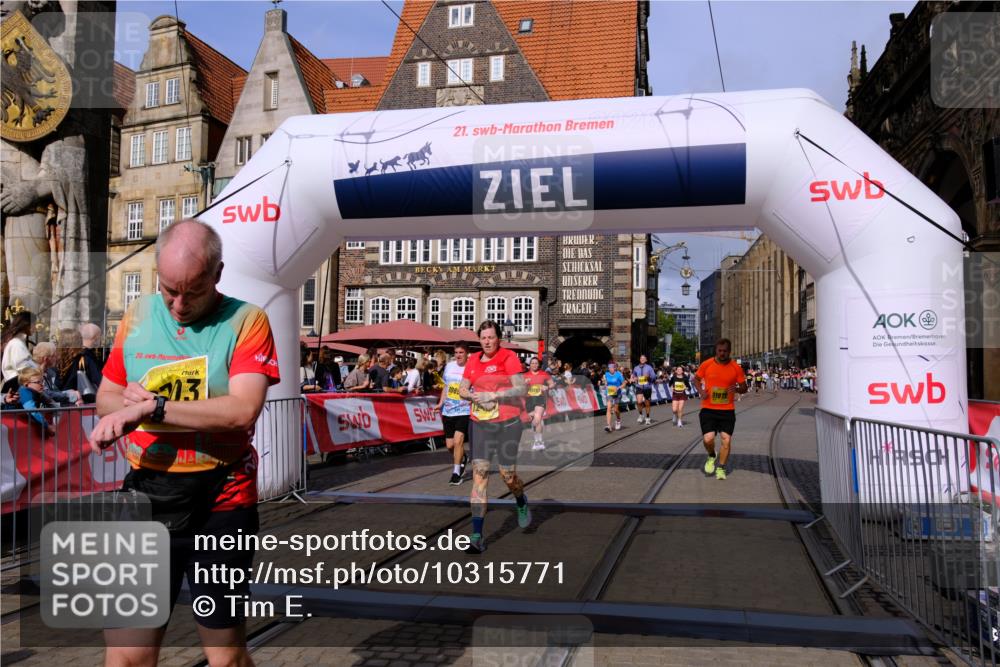 13.09.2026 - 21. swb-Marathon Bremen Tim E. http://msf.ph/oto/10315771 13.09.2026 10:56:13 Ziel 10298, 10374, 10690, 10703, 10952, 11790, 11972, 12061, 12108, 12143, 12484, 13565 meine-sportfotos.de