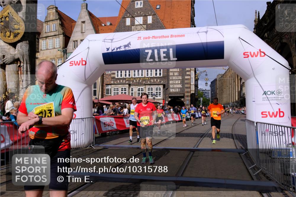 13.09.2026 - 21. swb-Marathon Bremen Tim E. http://msf.ph/oto/10315788 13.09.2026 10:56:13 Ziel 10298, 10374, 10690, 10703, 10952, 11790, 11972, 12061, 12108, 12143, 12484, 13565 meine-sportfotos.de