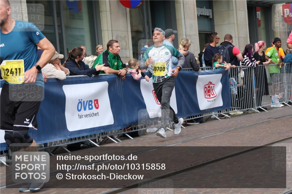 13.09.2026 - 21. swb-Marathon Bremen Strokosch-Dieckow http://msf.ph/oto/10315858 13.09.2026 10:57:08 Ziel 10166, 10177, 10226, 10300, 10394, 10517, 10518, 10687, 10969, 11106, 11245, 11365, 11480, 11498, 11609, 11734, 11965, 11966, 12037, 12111, 12263, 12372, 12382, 12383, 12400, 12411, 10157, 10408, 10578, 10610, 10700, 10772, 11000, 11079, 11236, 11292, 11328, 11484, 11667, 11872, 11946, 12032, 12284, 12434 meine-sportfotos.de