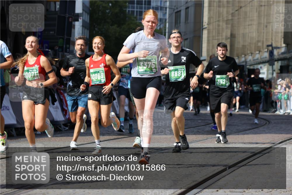 13.09.2026 - 21. swb-Marathon Bremen Strokosch-Dieckow http://msf.ph/oto/10315866 13.09.2026 13:24:30 Ziel 102, 776, 909, 1199, 1250, 2295, 2370, 2491, 2967, 3372, 4559, 5012, 5104, 5208, 5257, 5397, 5481, 5623, 5928, 6105, 6772, 7059, 7069, 7081, 7094, 8082, 8179, 8415, 9087, 9916, 13219, 282, 789, 790, 1516, 1582, 2280, 3375, 3524, 3994, 4198, 4277, 5328, 6626, 8636, 8881, 9264, 9541, 10069, 10071, 10097 meine-sportfotos.de