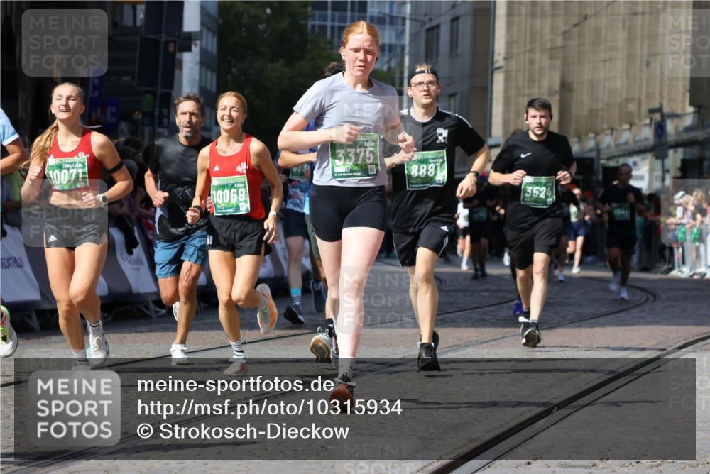 13.09.2026 - 21. swb-Marathon Bremen Strokosch-Dieckow http://msf.ph/oto/10315934 13.09.2026 13:24:30 Ziel 102, 776, 909, 1199, 1250, 2295, 2370, 2491, 2967, 3372, 4559, 5012, 5104, 5208, 5257, 5397, 5481, 5623, 5928, 6105, 6772, 7059, 7069, 7081, 7094, 8082, 8179, 8415, 9087, 9916, 13219, 282, 789, 790, 1516, 1582, 2280, 3375, 3524, 3994, 4198, 4277, 5328, 6626, 8636, 8881, 9264, 9541, 10069, 10071, 10097 meine-sportfotos.de