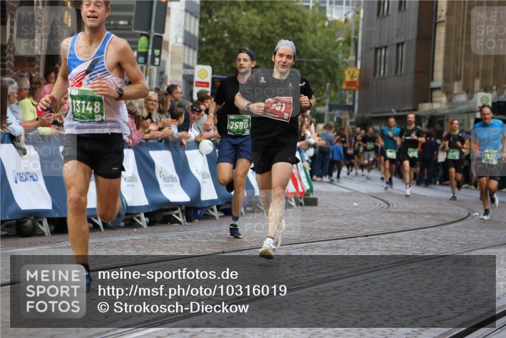 13.09.2026 - 21. swb-Marathon Bremen Strokosch-Dieckow http://msf.ph/oto/10316019 13.09.2026 13:06:24 Ziel 681, 3297, 3466, 4614, 4712, 5803, 6058, 6686, 7336, 7399, 8334, 8670, 8877, 8983, 9429, 9918, 508, 1770, 1921, 2832, 3910, 4777, 7590, 13148 meine-sportfotos.de