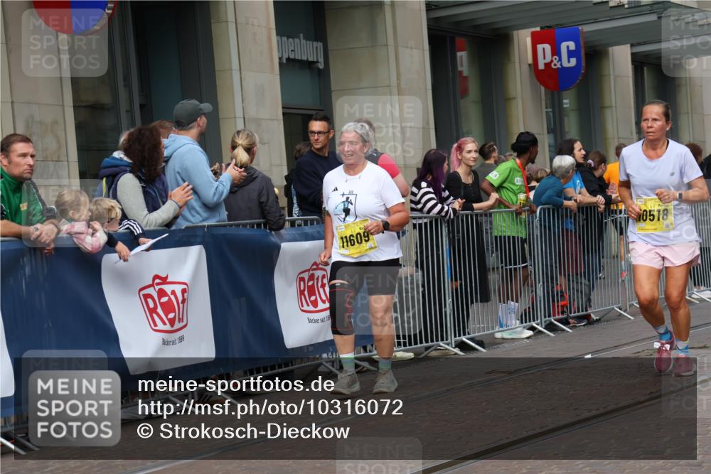 13.09.2026 - 21. swb-Marathon Bremen Strokosch-Dieckow http://msf.ph/oto/10316072 13.09.2026 10:57:11 Ziel 10177, 10226, 10300, 10394, 10517, 10518, 10687, 11106, 11245, 11365, 11480, 11498, 11609, 11734, 11965, 11966, 12037, 12111, 12222, 12263, 12372, 12400, 12411, 10157, 10166, 10408, 10578, 10610, 10687, 10700, 10772, 10969, 11000, 11079, 11236, 11292, 11328, 11484, 11667, 11946, 12032, 12382, 12383 meine-sportfotos.de