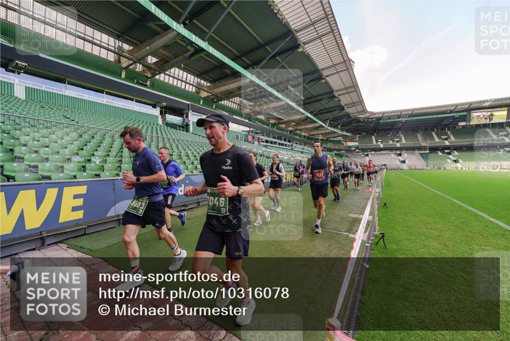 13.09.2026 - 21. swb-Marathon Bremen Michael Burmester http://msf.ph/oto/10316078 13.09.2026 13:12:43 Laufen im Stadion 118, 183, 270, 278, 349, 514, 576, 695, 702, 703, 843, 933, 950, 1005, 1113, 1143, 1226, 1286, 1334, 1426, 1435, 1641, 1849, 1851, 1936, 1952, 1991, 2005, 2248, 2264, 2281, 2299, 2336, 2353, 2375, 2377, 2398, 2426, 2439, 2461, 2478, 2505, 2612, 2659, 2665, 2673, 2684, 2765, 2773, 2792, 2804, 2815, 2816, 2822, 2850, 2860, 2884, 2895, 2907, 2921, 2963, 2966, 2975, 2976, 3016, 3027, 3079, 3082, 3143, 3155, 3253, 3277, 3293, 3308, 3313, 3328, 3349, 3434, 3442, 549 meine-sportfotos.de