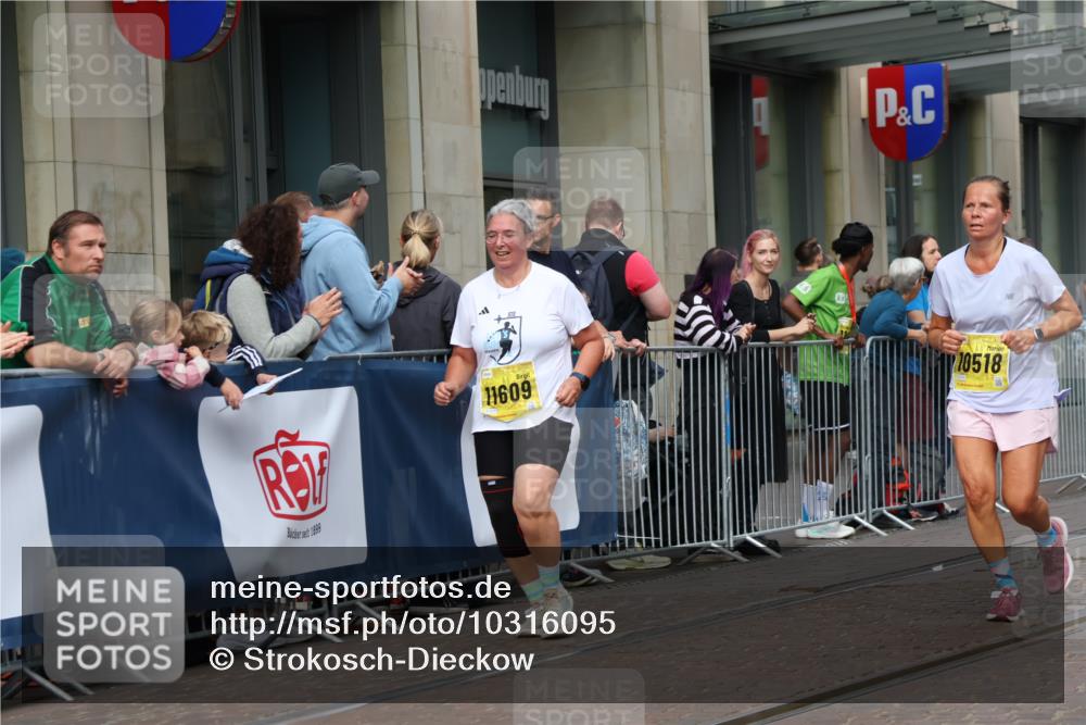 13.09.2026 - 21. swb-Marathon Bremen Strokosch-Dieckow http://msf.ph/oto/10316095 13.09.2026 10:57:12 Ziel 10177, 10226, 10300, 10394, 10517, 10518, 11106, 11245, 11365, 11480, 11498, 11609, 11734, 11965, 11966, 12037, 12111, 12222, 12263, 12264, 12372, 12400, 12411, 10157, 10166, 10408, 10578, 10610, 10687, 10700, 10772, 10969, 11000, 11079, 11236, 11292, 11328, 11484, 11667, 11946, 12032, 12263, 12382, 12383 meine-sportfotos.de