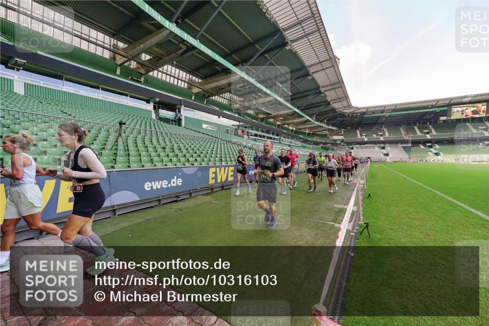 13.09.2026 - 21. swb-Marathon Bremen Michael Burmester http://msf.ph/oto/10316103 13.09.2026 13:12:45 Laufen im Stadion 118, 183, 270, 278, 349, 514, 576, 695, 702, 703, 843, 933, 950, 1005, 1113, 1143, 1226, 1286, 1334, 1426, 1435, 1641, 1849, 1851, 1936, 1952, 1991, 2005, 2248, 2264, 2281, 2336, 2353, 2375, 2377, 2398, 2426, 2439, 2461, 2478, 2505, 2612, 2659, 2665, 2673, 2684, 2765, 2773, 2792, 2804, 2815, 2816, 2822, 2850, 2860, 2884, 2895, 2907, 2921, 2963, 2966, 2975, 2976, 3016, 3027, 3079, 3082, 3143, 3155, 3253, 3277, 3293, 3308, 3313, 3328, 3349, 3434, 3442, 549 meine-sportfotos.de