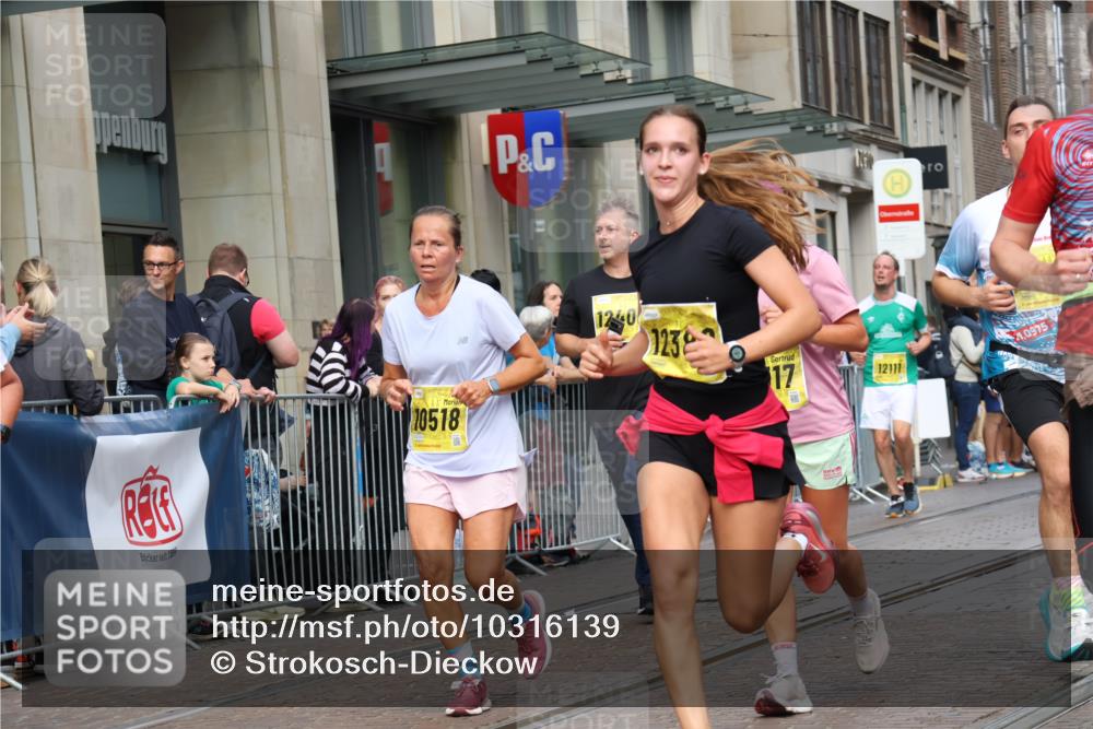 13.09.2026 - 21. swb-Marathon Bremen Strokosch-Dieckow http://msf.ph/oto/10316139 13.09.2026 10:57:12 Ziel 10177, 10226, 10300, 10394, 10517, 10518, 11106, 11245, 11365, 11480, 11498, 11609, 11734, 11965, 11966, 12037, 12111, 12222, 12263, 12264, 12372, 12400, 12411, 10157, 10166, 10408, 10578, 10610, 10687, 10700, 10772, 10969, 11000, 11079, 11236, 11292, 11328, 11484, 11667, 11946, 12032, 12263, 12382, 12383 meine-sportfotos.de