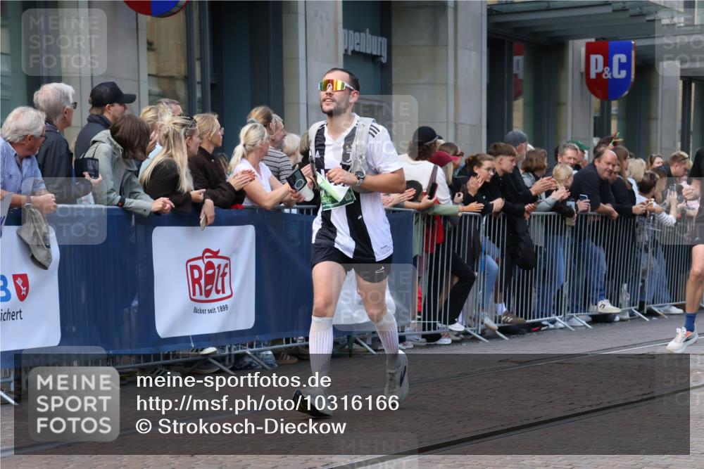 13.09.2026 - 21. swb-Marathon Bremen Strokosch-Dieckow http://msf.ph/oto/10316166 13.09.2026 13:16:18 Ziel 472, 675, 696, 734, 816, 827, 985, 1076, 1162, 2473, 2474, 2604, 2809, 3716, 4135, 4485, 5255, 5772, 5963, 6367, 6531, 6535, 7053, 7603, 7801, 7875, 8171, 8288, 145, 481, 663, 740, 755, 792, 1605, 1955, 2623, 3134, 3149, 4128, 4823, 5430, 5554, 5963, 6106, 6721, 6744, 7307, 7413, 8398, 8487, 9031, 9115, 9278, 13008, 13158 meine-sportfotos.de