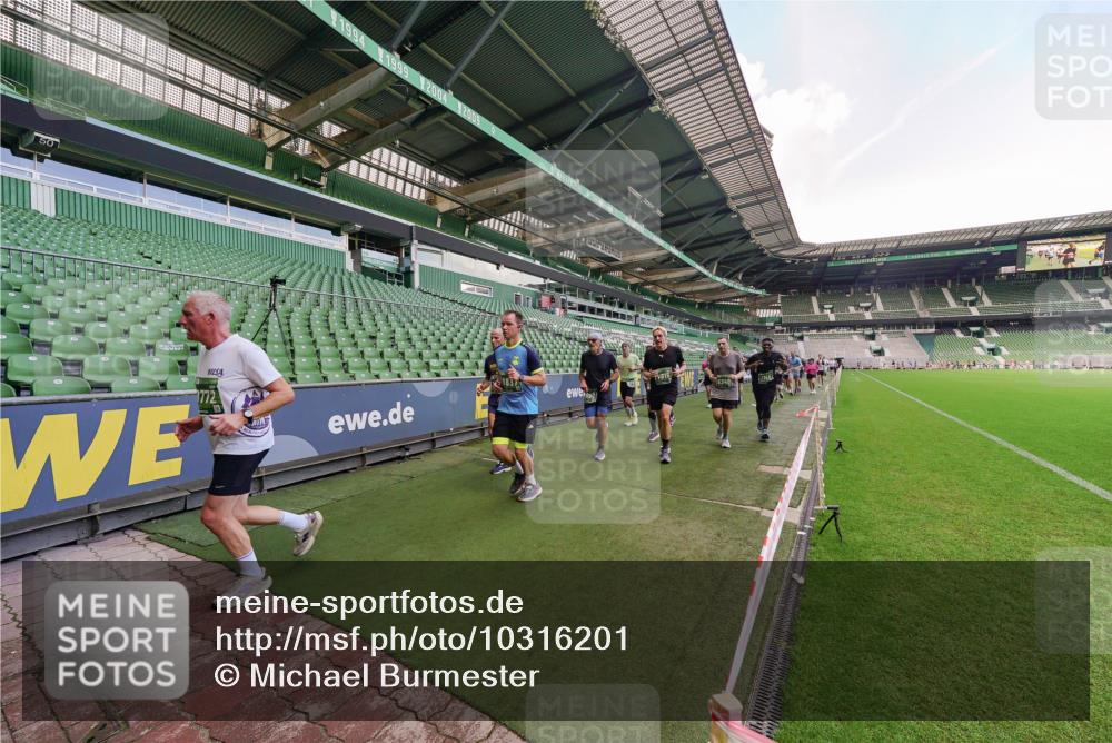 13.09.2026 - 21. swb-Marathon Bremen Michael Burmester http://msf.ph/oto/10316201 13.09.2026 13:12:59 Laufen im Stadion 118, 183, 270, 278, 349, 514, 576, 600, 695, 702, 703, 843, 933, 950, 1005, 1113, 1143, 1226, 1286, 1334, 1426, 1435, 1596, 1641, 1849, 1851, 1936, 1991, 2005, 2035, 2079, 2248, 2264, 2336, 2353, 2375, 2377, 2387, 2398, 2426, 2439, 2461, 2478, 2505, 2612, 2659, 2665, 2673, 2684, 2765, 2773, 2792, 2815, 2816, 2822, 2850, 2860, 2884, 2895, 2907, 2921, 2963, 2966, 2972, 2975, 2976, 3016, 3027, 3079, 3082, 3143, 3155, 3253, 3277, 3293, 3308, 3313, 3328, 3349, 3434, 3442, 549 meine-sportfotos.de